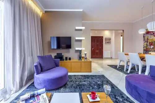 Amenajare de apartament cu accente de culoare inspirate din mediul ambiant