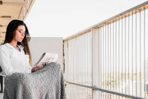 Idei creative pentru decorarea balconului – Transformă-ți balconul într-un colț de relaxare cu buget redus.
