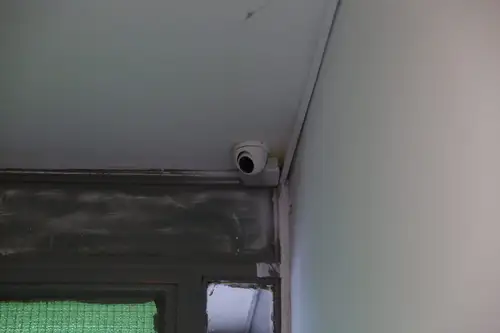 Soluții pentru îmbunătățirea siguranței în bloc: Camere de supraveghere și interfoane moderne