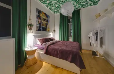 Ceiling with Wallpaper and Green Accents: An Original Design in 42 sq m