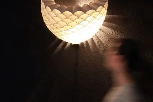 Lampa din pahare de hartie reciclate
