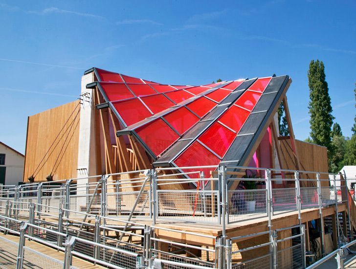 Solar Capsule House Receives Energy from a Futuristic Generator