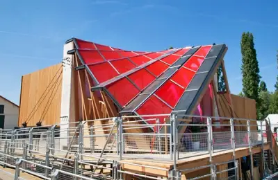 Solar Capsule House Receives Energy from a Futuristic Generator