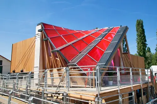 Casa capsula solara primeste energie de la un generator futuristic