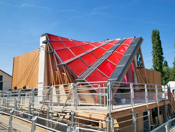 Solar Capsule House Receives Energy from a Futuristic Generator