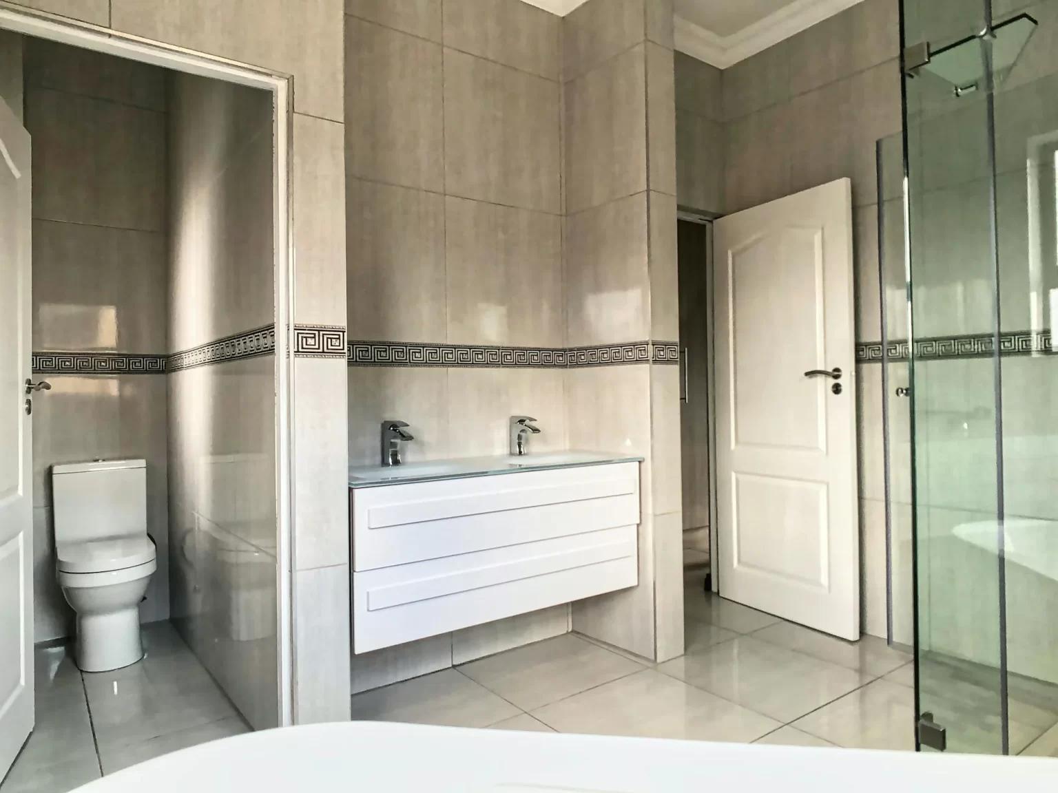 Choosing a Sink Faucet Based on Bathroom Style