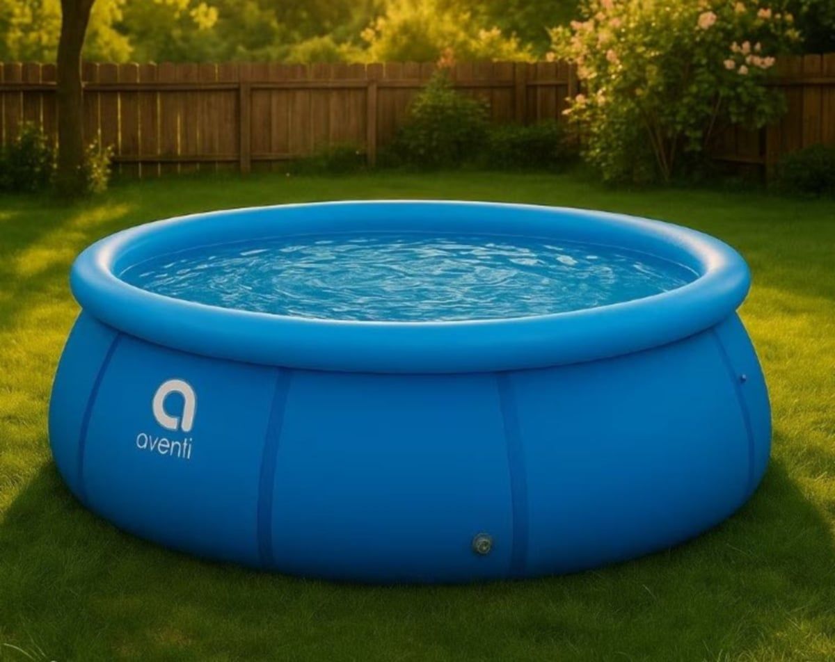 Transformă-ți curtea într-o oază de relaxare cu o piscină albastră elegantă