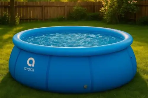 Transformă-ți curtea într-o oază de relaxare cu o piscină albastră elegantă