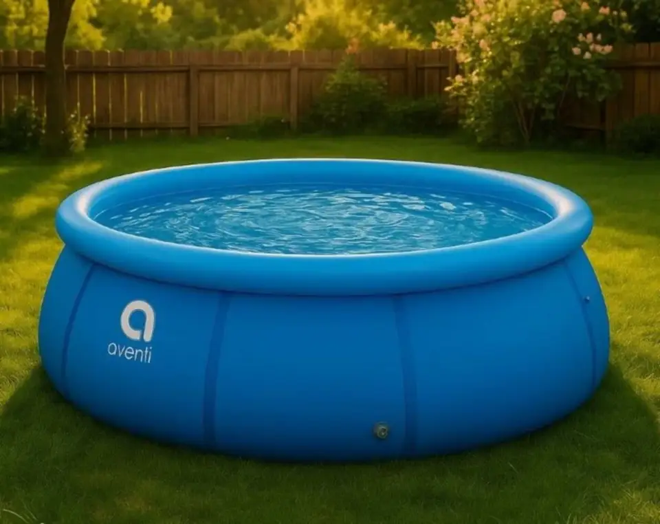Transformă-ți curtea într-o oază de relaxare cu o piscină albastră elegantă