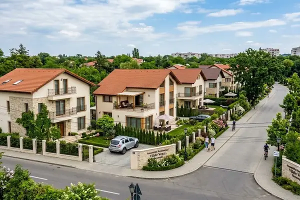 Cum se promovează un complex de vile online într-o piață în care concurența este tot mai mare