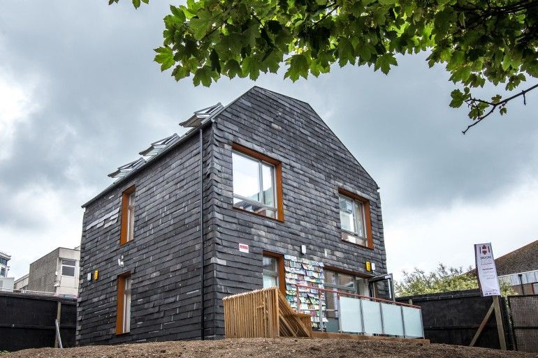 Casa construita din materiale reciclate si deseuri