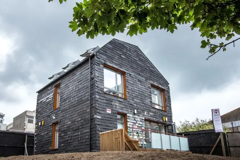 Casa construita din materiale reciclate si deseuri
