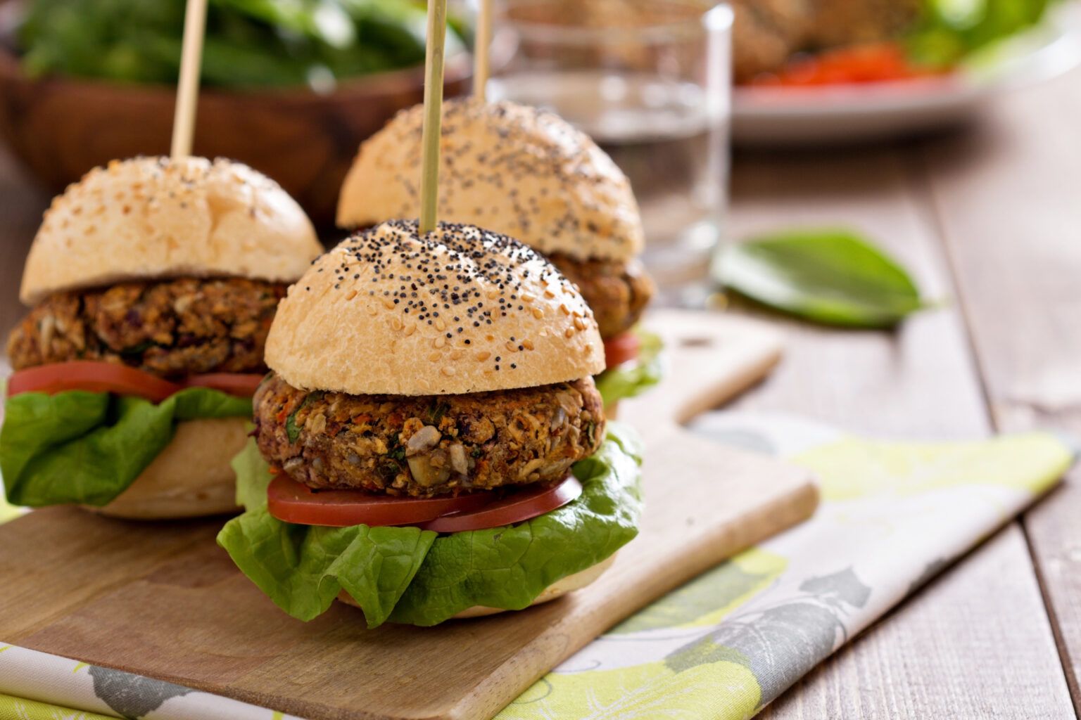 Burgeri vegani de casă – rețetă simplă și delicioasă