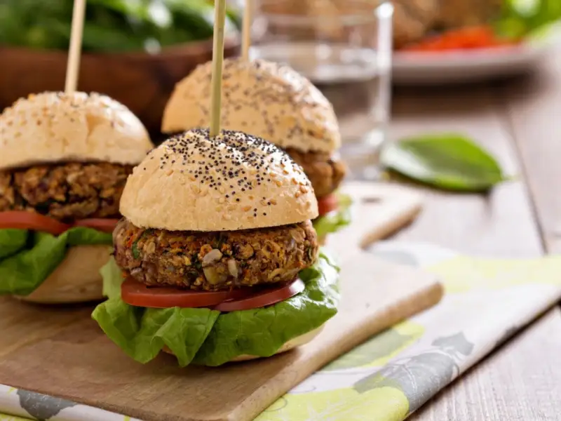 Burgeri vegani de casă – rețetă simplă și delicioasă