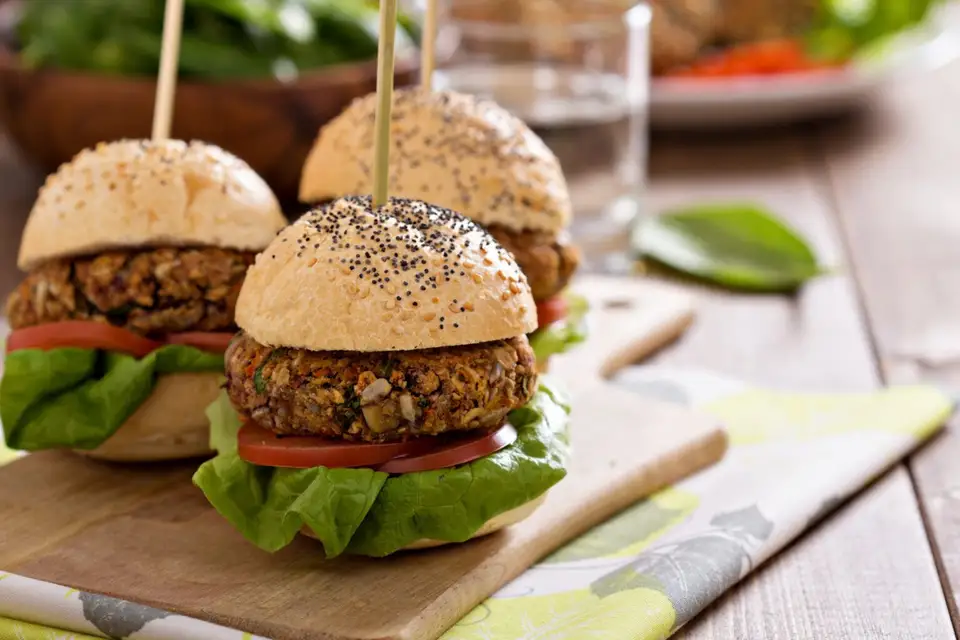 Burgeri vegani de casă – rețetă simplă și delicioasă