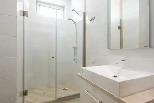 Cabina de dus cu pereți din sticlă: avantaje, dezavantaje, tipuri