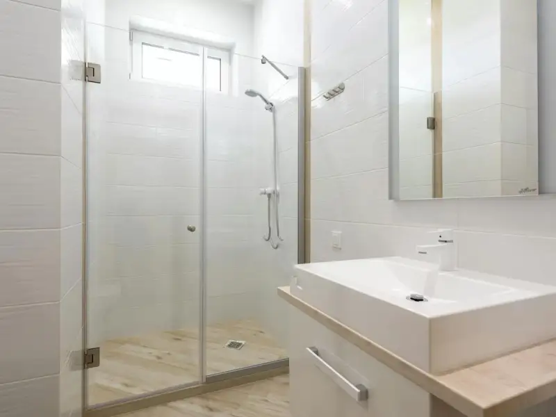 Cabina de dus cu pereți din sticlă: avantaje, dezavantaje, tipuri