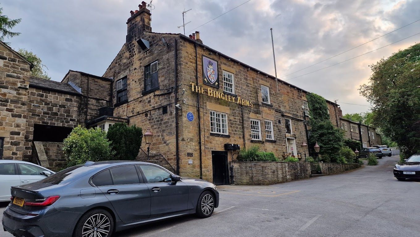 The Bingley Arms, 905 din Leeds, Marea Britanie: povestea amenajării și longevității
