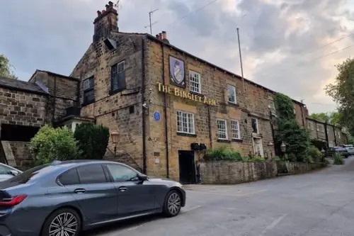 The Bingley Arms, 905 din Leeds, Marea Britanie: povestea amenajării și longevității