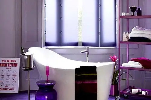 15 bai moderne decorate cu mov