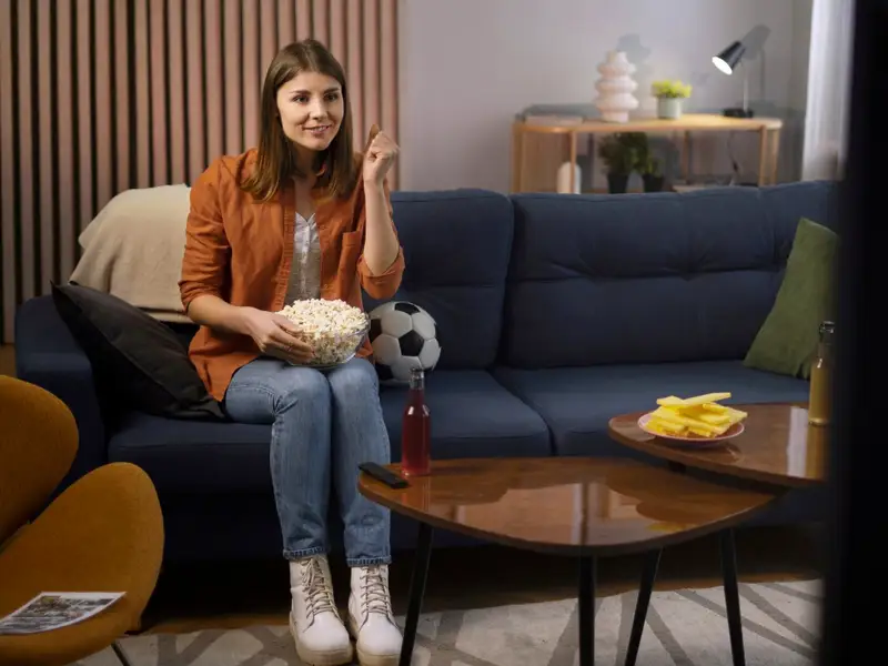Cum arată un living cu o comodă TV bine aleasă și de ce contează mai mult decât canapeaua