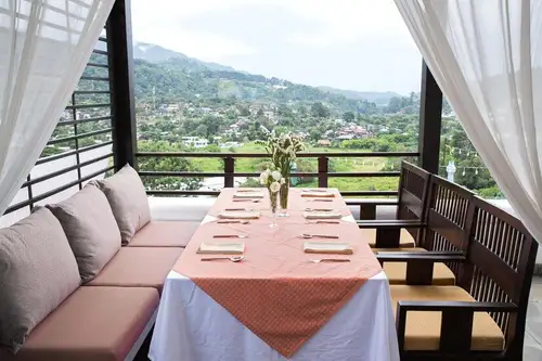 Zona de dining pe balcon-cum o amenajați