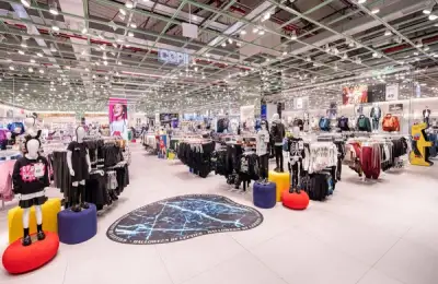 The Urban Showcase: Dynamics and Impact of Street-Facing Stores