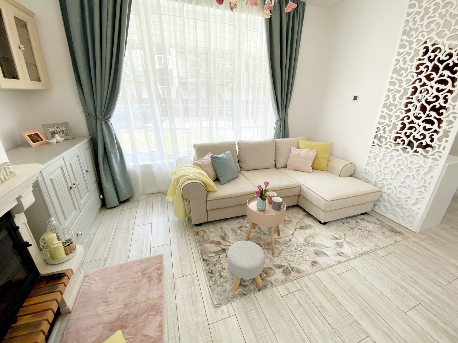 Casele cititorilor  influente englezesti si culori pastelate intr-o casa cu doua etaje