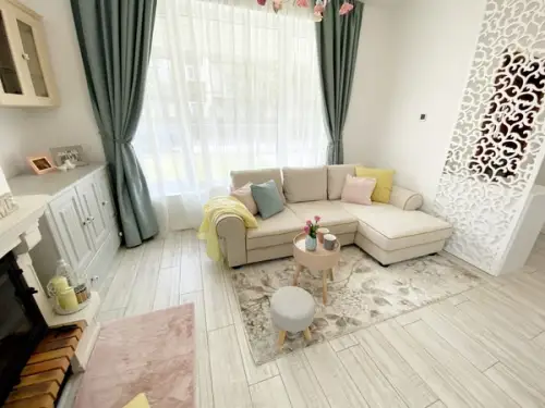 Casele cititorilor influente englezesti si culori pastelate intr-o casa cu doua etaje