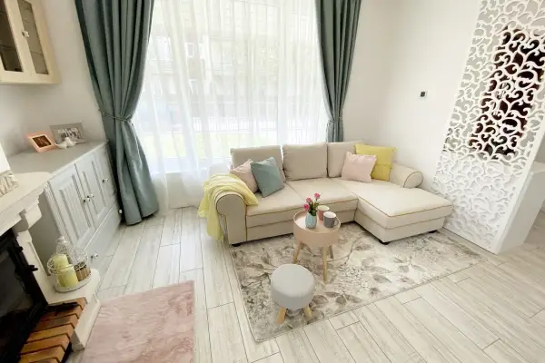 Casele cititorilor influente englezesti si culori pastelate intr-o casa cu doua etaje