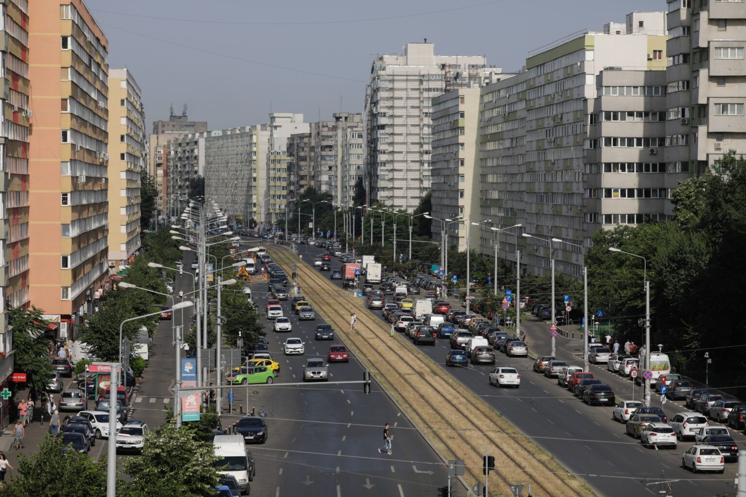 Acces la facilități și infrastructură: Apartament vs. Casă – Cine are avantajul?