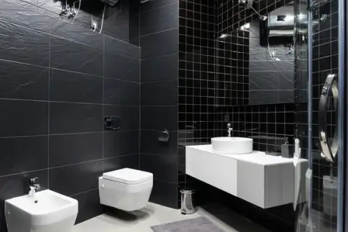 Faianța neagră în baie: o alegere elegantă și îndrăzneață