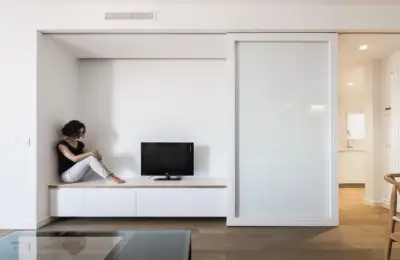 An Immaculate White Apartment in the Heart of Spain