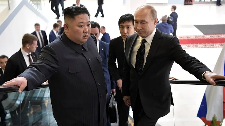 Aliații s-au pus pe Putin. Îi sechestrează navele cu petrol și armele trimise de Kim Jong-un