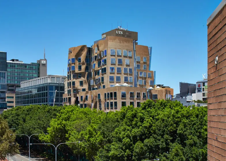 Cladire sub forma unei pungi de hartie