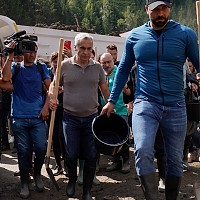 Marea schismă între Georgescu și Simion. Propagandă populistă printre sinistrați cu muzică militară