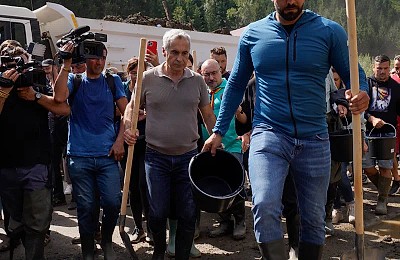 Marea schismă între Georgescu și Simion. Propagandă populistă printre sinistrați cu muzică militară