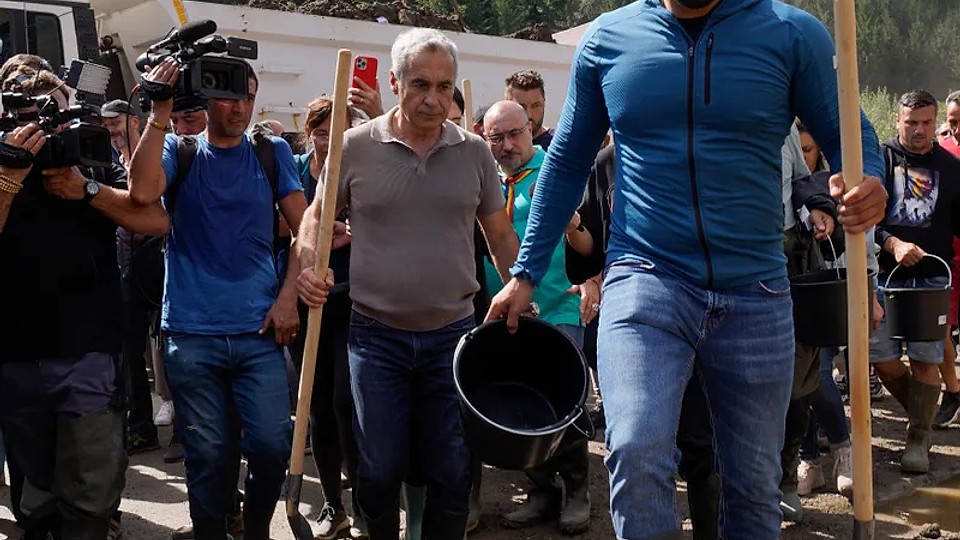 Marea schismă între Georgescu și Simion. Propagandă populistă printre sinistrați cu muzică militară