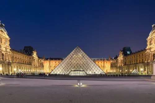 I. M. Pei și Muzeul Louvre din Paris- scurtă istorie