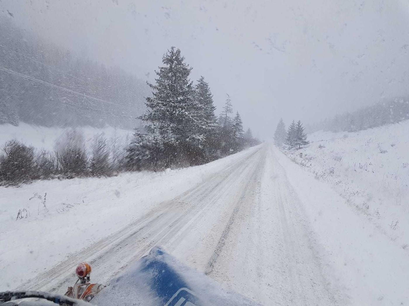 Circulaţie restricţionată pentru maşinile mai mari de 7,5 tone pe DN 73, în judeţul Argeş, din cauza ninsorii abundente / Manevre suspendate în toate porturile de la Marea Neagră, din cauza vântului puternic