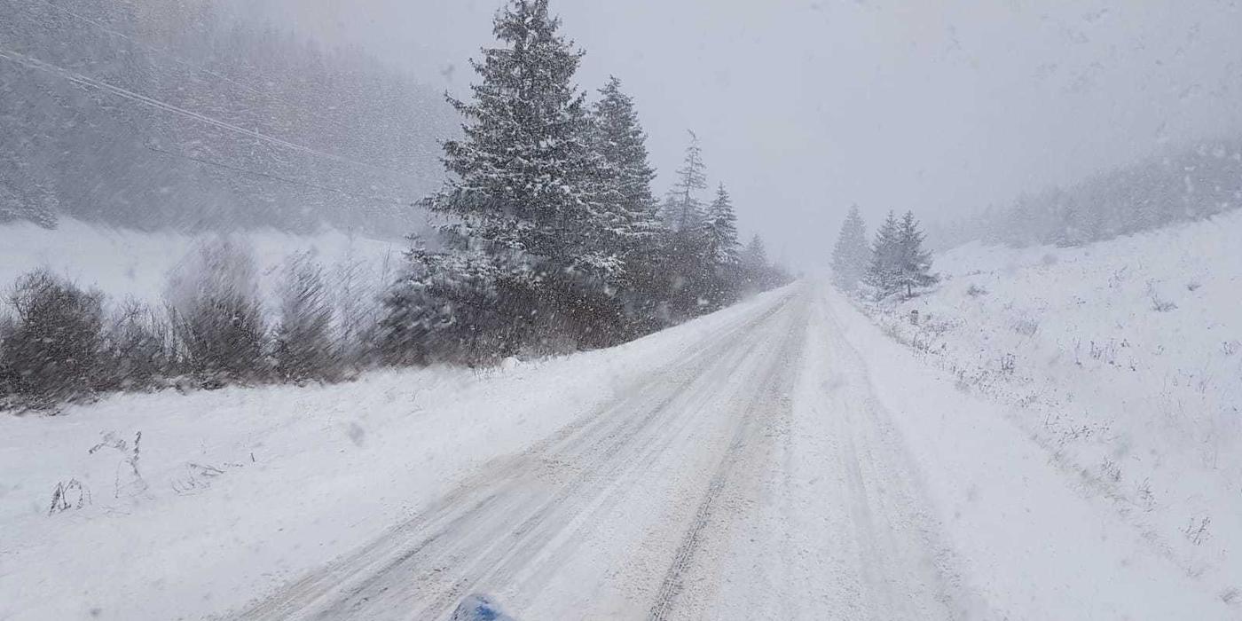 Circulaţie restricţionată pentru maşinile mai mari de 7,5 tone pe DN 73, în judeţul Argeş, din cauza ninsorii abundente / Manevre suspendate în toate porturile de la Marea Neagră, din cauza vântului puternic