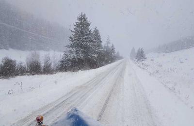 Circulaţie restricţionată pentru maşinile mai mari de 7,5 tone pe DN 73, în judeţul Argeş, din cauza ninsorii abundente / Manevre suspendate în toate porturile de la Marea Neagră, din cauza vântului puternic