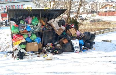 În Florești, mormanele de gunoaie așteaptă să fie ridicate. Supercom se pare că a uitat de ele