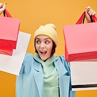 Produsele inspirate din filme, seriale și jocuri rămân în topul preferințelor cumpărăturilor online