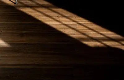 Mocheta vs parchet laminat în dormitor: care alegere este mai buna?