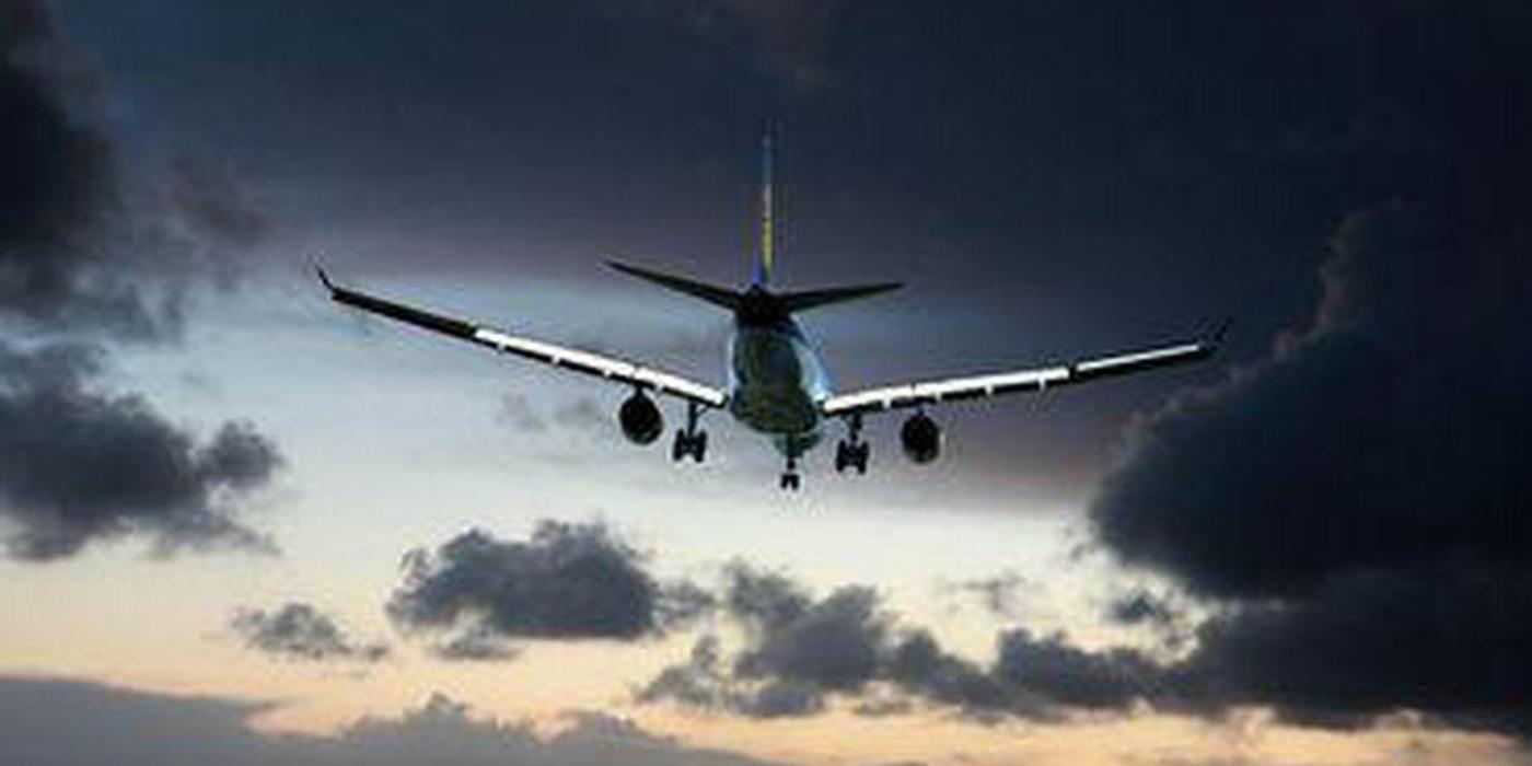 O româncă a născut în avion, în timp ce zbura spre Bucureşti. Unde au ajuns mama şi băieţelul după aterizarea de urgenţă