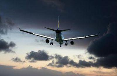 O româncă a născut în avion, în timp ce zbura spre Bucureşti. Unde au ajuns mama şi băieţelul după aterizarea de urgenţă