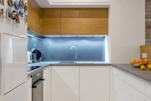 Panouri din sticla colorata o alternativa moderna la placile de faianta din bucatarie