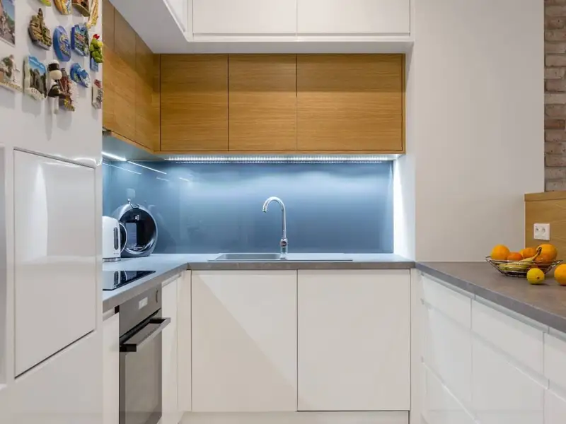 Panouri din sticla colorata o alternativa moderna la placile de faianta din bucatarie