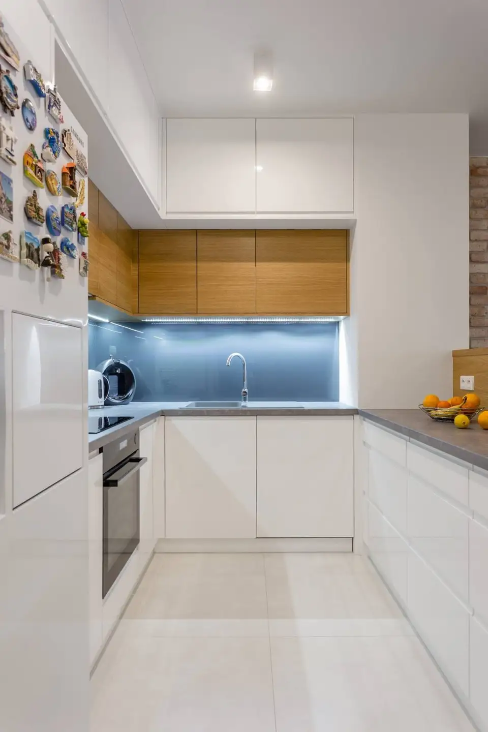 Panouri din sticla colorata o alternativa moderna la placile de faianta din bucatarie